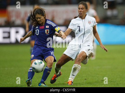 Japan-Team-Kapitän Homare Sawa (10) kickt den Ball vor Shannon Boxx der USA (7) während der FIFA Frauen WM-Finale. Stockfoto