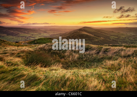 Blick vom Mam Tor auf Hollins kreuzen sich am Sunrise, Peak District, Derbyshire. Stockfoto