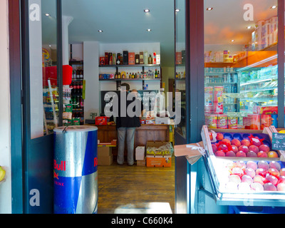 Paris, Frankreich, Inside Door, man Food Shopping, Lebensmittelgeschäft in der französischen Nachbarschaft, Green Grocer Shop, Lebensmittelgeschäft vor der Tür Stockfoto