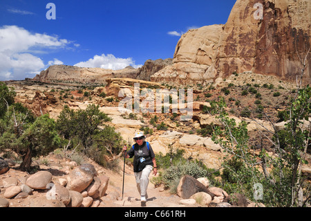 Weibliche Wanderer auf dem Weg zur Hickman Bridge in Capitol Reef Nationalpark Stockfoto