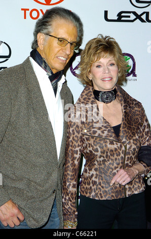 Richard Perry, Jane Fonda im Ankunftsbereich für 2010 Environmental Media Association Awards, Warner Bros.-Studios, Burbank, CA 16. Oktober 2010. Foto von: Michael Germana/Everett Collection Stockfoto