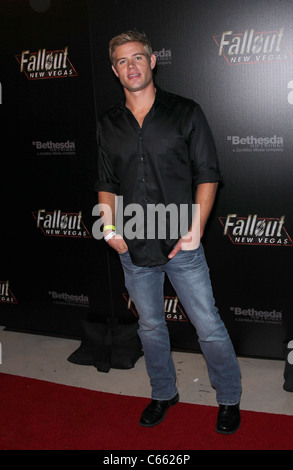 Trevor Donovan in die Teilnehmerliste für FALLOUT: NEW VEGAS Launch Party, Regen im Palms Resort & Casino, Las Vegas, NV 16. Oktober 2010. Foto von: MORA/Everett Collection Stockfoto