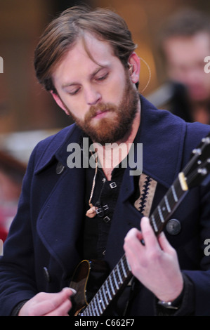 Caleb Followill für NBC heute zeigen Konzert mit Kings of Leon, Rockefeller Plaza, New York, NY 24. November 2010 auf der Bühne. Foto von: William D. Bird/Everett Collection Stockfoto