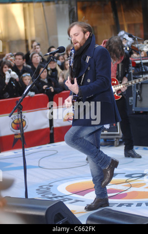 Caleb Followill für NBC heute zeigen Konzert mit Kings of Leon, Rockefeller Plaza, New York, NY 24. November 2010 auf der Bühne. Foto von: William D. Bird/Everett Collection Stockfoto