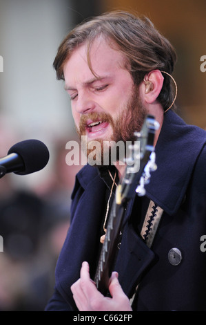 Caleb Followill für NBC heute zeigen Konzert mit Kings of Leon, Rockefeller Plaza, New York, NY 24. November 2010 auf der Bühne. Foto von: William D. Bird/Everett Collection Stockfoto