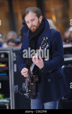 Caleb Followill für NBC heute zeigen Konzert mit Kings of Leon, Rockefeller Plaza, New York, NY 24. November 2010 auf der Bühne. Foto von: William D. Bird/Everett Collection Stockfoto