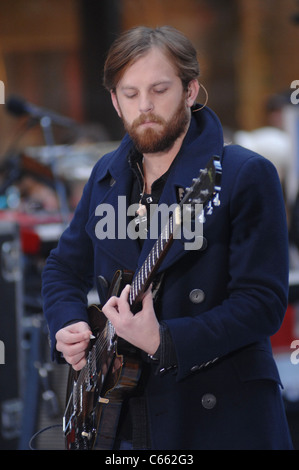 Caleb Followill für NBC heute zeigen Konzert mit Kings of Leon, Rockefeller Plaza, New York, NY 24. November 2010 auf der Bühne. Foto von: William D. Bird/Everett Collection Stockfoto
