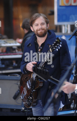 Caleb Followill für NBC heute zeigen Konzert mit Kings of Leon, Rockefeller Plaza, New York, NY 24. November 2010 auf der Bühne. Foto von: William D. Bird/Everett Collection Stockfoto