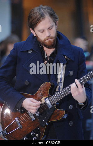 Caleb Followill für NBC heute zeigen Konzert mit Kings of Leon, Rockefeller Plaza, New York, NY 24. November 2010 auf der Bühne. Foto von: William D. Bird/Everett Collection Stockfoto
