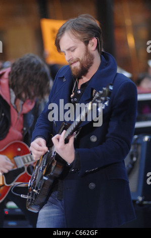 Caleb Followill für NBC heute zeigen Konzert mit Kings of Leon, Rockefeller Plaza, New York, NY 24. November 2010 auf der Bühne. Foto von: William D. Bird/Everett Collection Stockfoto