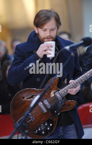Caleb Followill für NBC heute zeigen Konzert mit Kings of Leon, Rockefeller Plaza, New York, NY 24. November 2010 auf der Bühne. Foto von: William D. Bird/Everett Collection Stockfoto