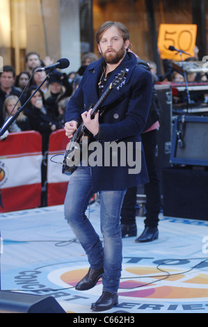 Caleb Followill für NBC heute zeigen Konzert mit Kings of Leon, Rockefeller Plaza, New York, NY 24. November 2010 auf der Bühne. Foto von: William D. Bird/Everett Collection Stockfoto