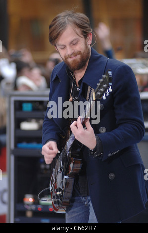 Caleb Followill für NBC heute zeigen Konzert mit Kings of Leon, Rockefeller Plaza, New York, NY 24. November 2010 auf der Bühne. Foto von: William D. Bird/Everett Collection Stockfoto