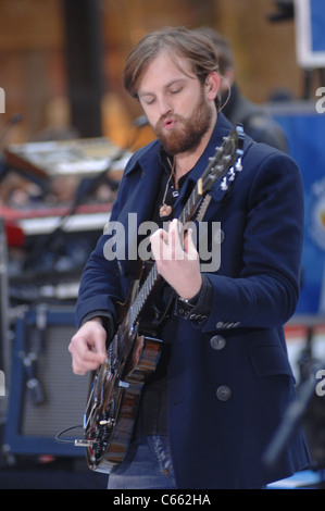Caleb Followill für NBC heute zeigen Konzert mit Kings of Leon, Rockefeller Plaza, New York, NY 24. November 2010 auf der Bühne. Foto von: William D. Bird/Everett Collection Stockfoto