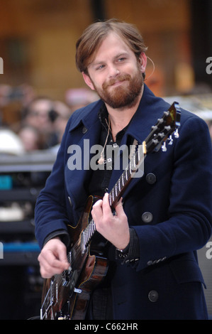 Caleb Followill für NBC heute zeigen Konzert mit Kings of Leon, Rockefeller Plaza, New York, NY 24. November 2010 auf der Bühne. Foto von: William D. Bird/Everett Collection Stockfoto