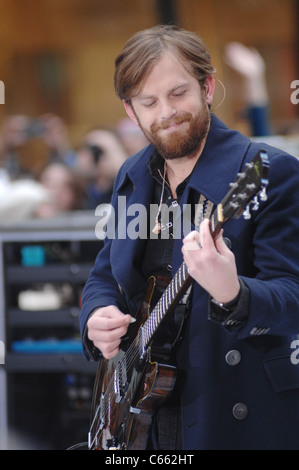 Caleb Followill für NBC heute zeigen Konzert mit Kings of Leon, Rockefeller Plaza, New York, NY 24. November 2010 auf der Bühne. Foto von: William D. Bird/Everett Collection Stockfoto