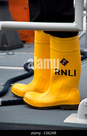 Gummistiefel, getragen von einer RNLI Besatzungsmitglied auf einem Rettungsboot Stockfoto