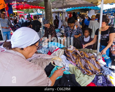 MONTREUIL (Paris), Frankreich, große Menschenmenge, afrikanische Einwanderer, Familie, Frauen, die Gebrauchtkleidung auf dem Flohmarkt von Montreuil kaufen, Vororte, Kleidung für Gruppenfamilien, Gebrauchtkleidung von Paris Stockfoto