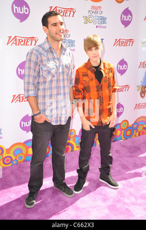 Scooter Braun, Justin Bieber im Ankunftsbereich für Variety 4. jährlichen macht der Jugendevent, Paramount Studios, Los Angeles, CA 24. Oktober 2010. Foto von: Robert Kenney/Everett Collection Stockfoto