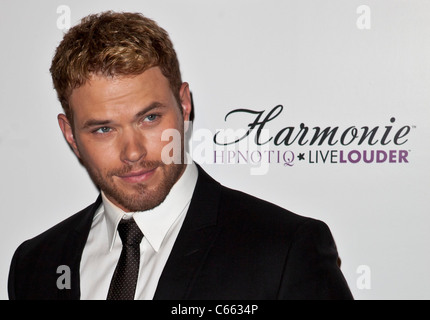 Kellen Lutz im Ankunftsbereich für LOVE WEDDING MARRIAGE Premiere, Pacific Design Center, Los Angeles, CA 17. Mai 2011. Foto von: Emiley Schweich/Everett Collection Stockfoto