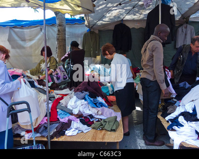 Montreuil, Frankreich, Crowd People Shopping für Gebrauchtbekleidung in Montreuil Flohmarkt, Vorort Flohmarkt, Paris Gebrauchtbekleidung Stockfoto