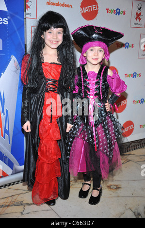 Alexa Gerasimovich, Ashley Gerasimovich im Ankunftsbereich für die Kinder von AIDS-Stiftung betroffen 9. jährliche Traum Halloween, Capitale, New York, NY 24. Oktober 2010. Foto von: Gregorio T. Binuya/Everett Collection Stockfoto