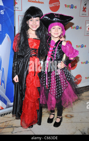 Alexa Gerasimovich, Ashley Gerasimovich im Ankunftsbereich für die Kinder von AIDS-Stiftung betroffen 9. jährliche Traum Halloween, Capitale, New York, NY 24. Oktober 2010. Foto von: Gregorio T. Binuya/Everett Collection Stockfoto