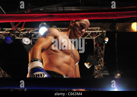 Kevin Molina bei einem öffentlichen Auftritt für nehmen ON SHOW präsentiert $10.000 Professional Muay Thai Kickbox-Turnier, 7 Zug Theater, Flushing, NY 17. Juli 2010. Foto von: Gregorio T. Binuya/Everett Collection Stockfoto