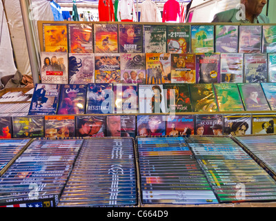 Paris, Frankreich, verwendete die französischen Filme von DVDs, die auf dem Montreuil Flohmarkt zu sehen sind Stockfoto