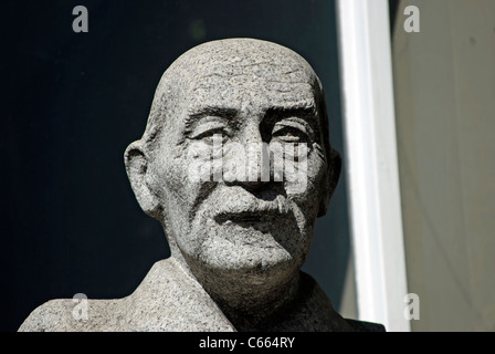 Granitstatue von Don Potter, der Pfadfinderbewegung Gründer Robert Baden-Powell, draußen Baden-Powell House in London, England Stockfoto