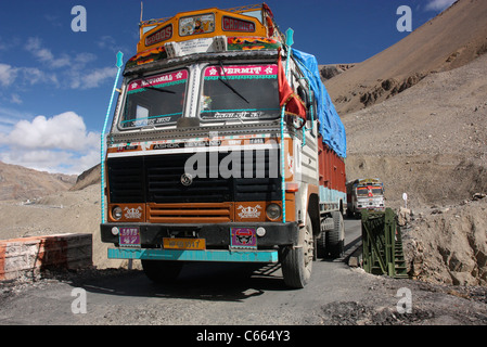 Dekorierte Leyland LKW überqueren einer Brücke im Himalaya auf dem gefährlichen Weg nach Leh Ladakh Nordindien Stockfoto