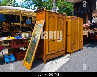 Paris, Frankreich, Einkauf von gebrauchten französischen Vintage-Möbeln auf dem Flohmarkt von Montreuil, recycelte Möbel Stockfoto