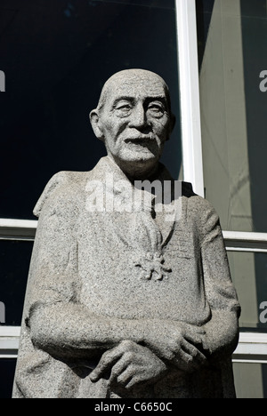 Granitstatue von Don Potter, der Pfadfinderbewegung Gründer Robert Baden-Powell, draußen Baden-Powell House in London, England Stockfoto