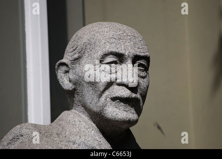 Granitstatue von Don Potter, der Pfadfinderbewegung Gründer Robert Baden-Powell, draußen Baden-Powell House in London, England Stockfoto