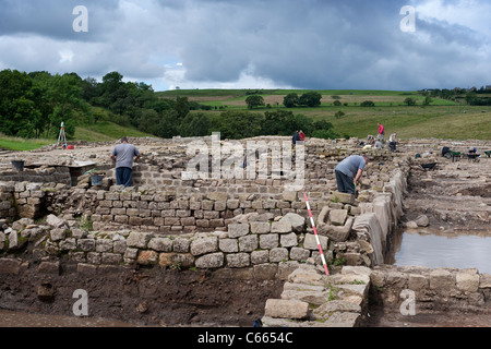 Archäologische Ausgrabungen und Konsolidierung der ungedeckten Wände an Vindolanda römisches Kastell in Northumberland Stockfoto