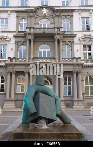 Statue vor der Tschechischen Supreme Court im renovierten Moravske Namesti Platz Stadt Brünn Mähren Tschechien Europa Stockfoto