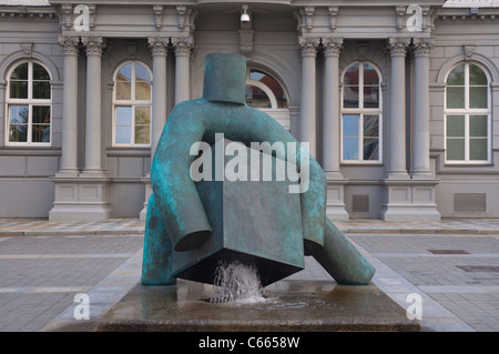 Statue vor der Tschechischen Supreme Court im renovierten Moravske Namesti Platz Stadt Brünn Mähren Tschechien Europa Stockfoto