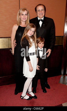 Kelly Taylor Ann, Trevor, Larry A. Thompson im Ankunftsbereich für 19. jährliche Movieguide Awards Gala-Teil 2, Universal Hilton Hotel, Stockfoto