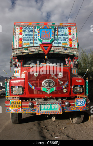 Hoch dekoriert Tata LKW auf der Straße nach Leh in Ladakh Himalaya-Nordindien Stockfoto