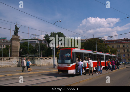 Leute, die auf Straßenbahn Moravske Namesti Platz Stadt Brünn Mähren Tschechien Europa Stockfoto