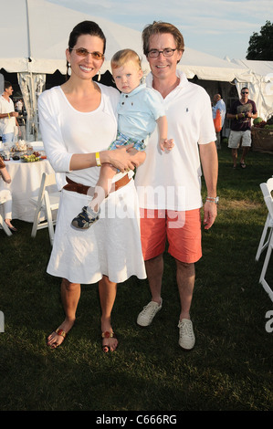 Desiree Gruber, Callum Lyon MacLachlan, Kyle MacLachlan in Anwesenheit für Hamptons Magazine jährliche Clambake, Montauk Yacht Club, Montauk, New York 18. Juli 2010. Foto von: Rob Rich/Everett Collection Stockfoto