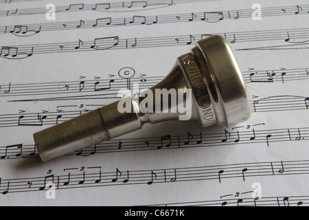 Tenor Horn Mundstück auf Notenblatt, Stockfoto