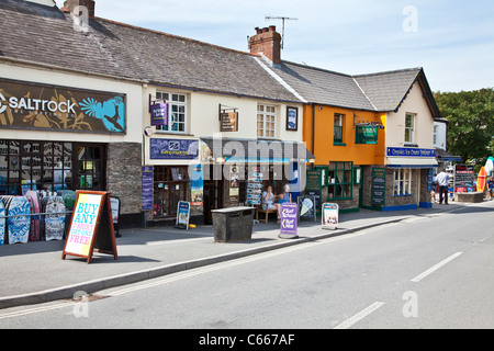 Die Hauptstraße in Croyde, North Devon, einem beliebten englischen Urlaubsziel bekannt für seine Surf. Stockfoto