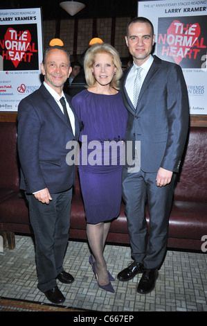 Joel Grey, Daryl Roth, Jordanien Roth in die Teilnehmerliste für den 25. Jahrestag szenische Lesung von THE NORMAL HEART After Party, Band 45, New York, NY 18. Oktober 2010. Foto von: Gregorio T. Binuya/Everett Collection Stockfoto