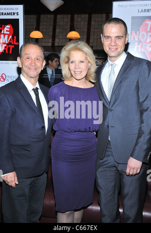 Joel Grey, Daryl Roth, Jordanien Roth in die Teilnehmerliste für den 25. Jahrestag szenische Lesung von THE NORMAL HEART After Party, Band 45, New York, NY 18. Oktober 2010. Foto von: Gregorio T. Binuya/Everett Collection Stockfoto