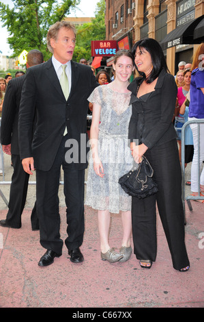 Kevin Kline, Gast, Phoebe Cates im Ankunftsbereich für THE EXTRA MAN Premiere, East Village Cinemas, New York, NY 19. Juli 2010. Foto von: Gregorio T. Binuya/Everett Collection Stockfoto