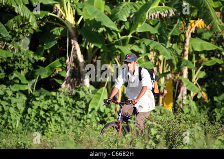 Mann reitet auf seinem Fahrrad zu arbeiten ist einer der wichtigsten Formen des Pendelns in Nicaragua. Stockfoto