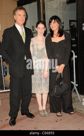 Kevin Kline, Greta Simone Kline, Phoebe Cates im Ankunftsbereich für THE EXTRA MAN Premiere, East Village Cinemas, New York, NY 19. Juli 2010. Foto von: Kristin Callahan/Everett Collection Stockfoto