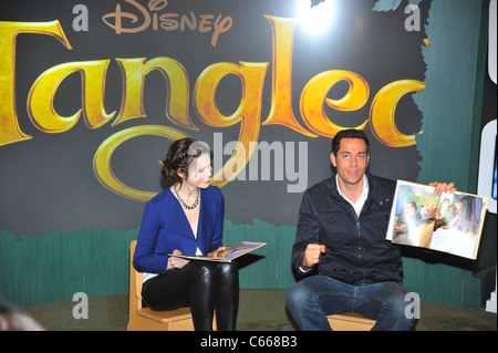 Mandy Moore, Zachary Levi bei Instore-Auftritt für Rapunzel-Neu VERFÖHNT Stars fördern Bildung, lernen und lizenzierte Disney Spielzeug, Disney Stockfoto