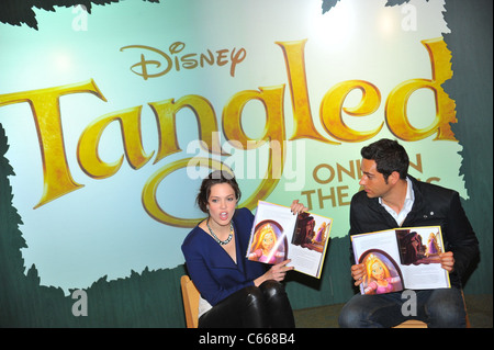 Mandy Moore, Zachary Levi bei Instore-Auftritt für Rapunzel-Neu VERFÖHNT Stars fördern Bildung, lernen und lizenzierte Disney Spielzeug, Disney Stockfoto